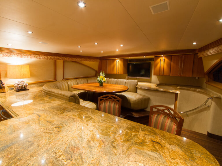 MY WENDY 1 - Country galley and seating