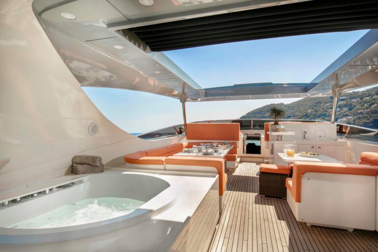 Flybridge With Jacuzzi