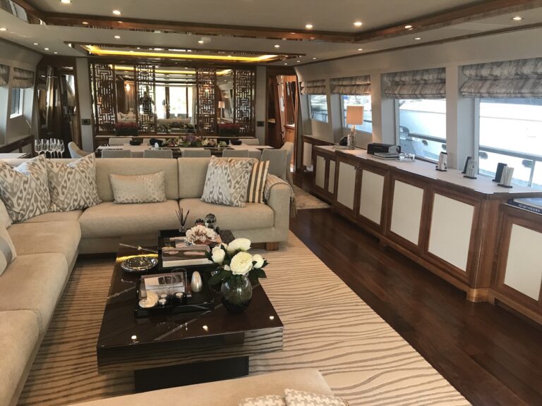Saloon With Coffee Table