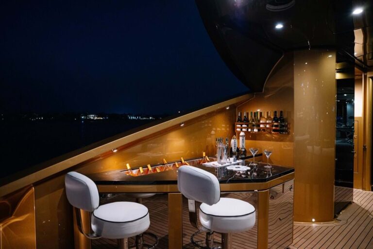 Main Deck Bar