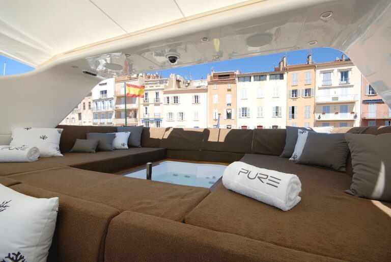 Jacuzzi With Sunpads