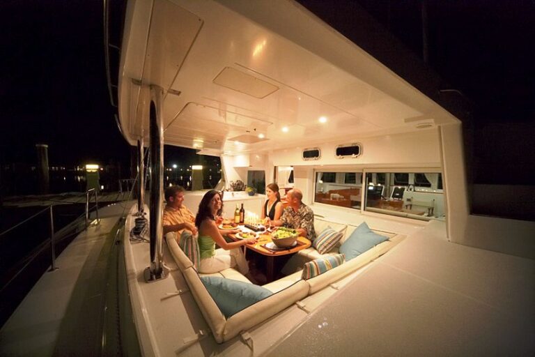 MYSTIQUE Lagoon 500 Afresco Dining
