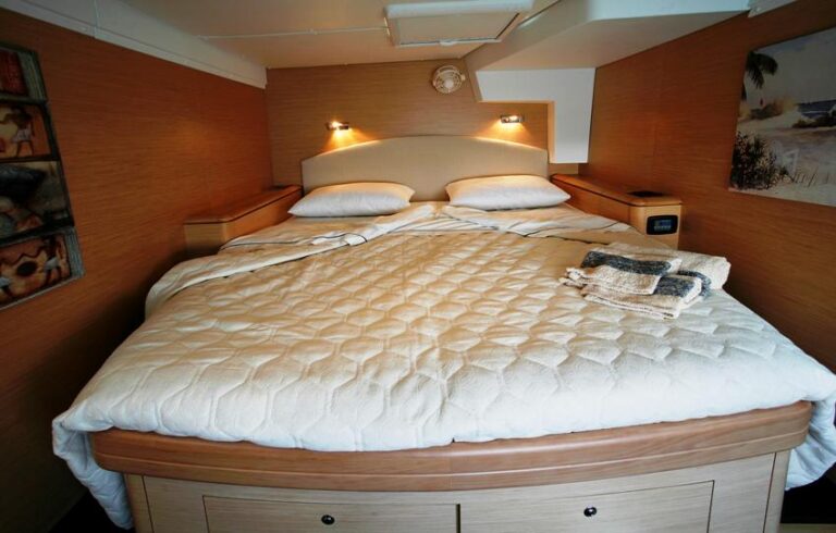 MYSTIQUE Lagoon 500 Cabin
