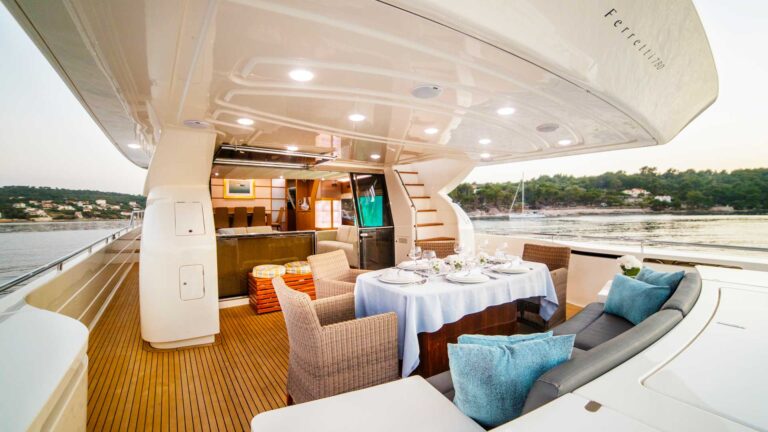 Main Deck Aft Dining