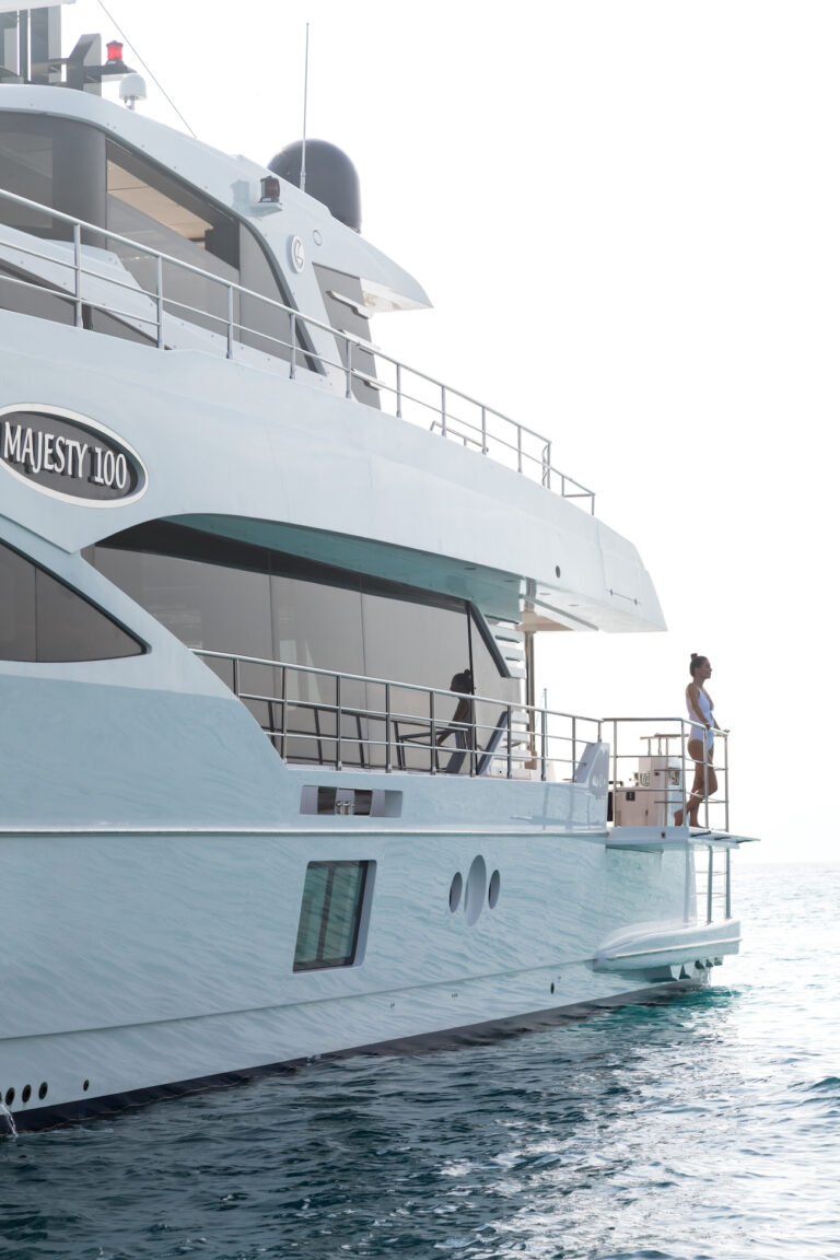 Majesty 100 Lifestyle Side Deck