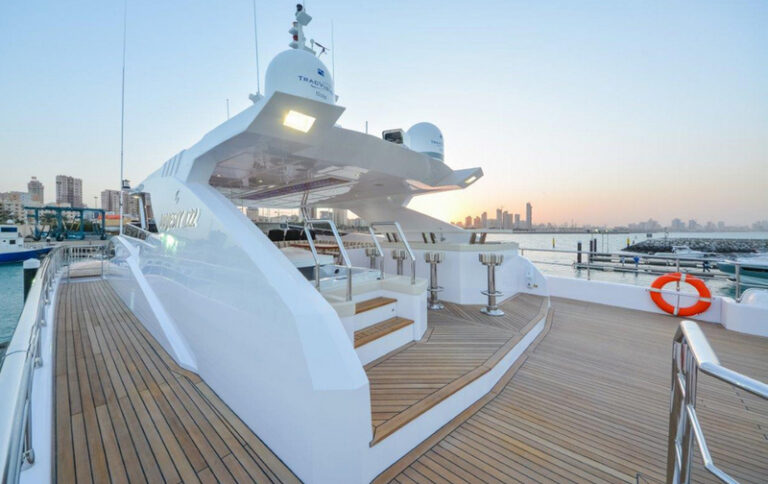 Majesty 122 Yacht - Fly-bridge gunnel