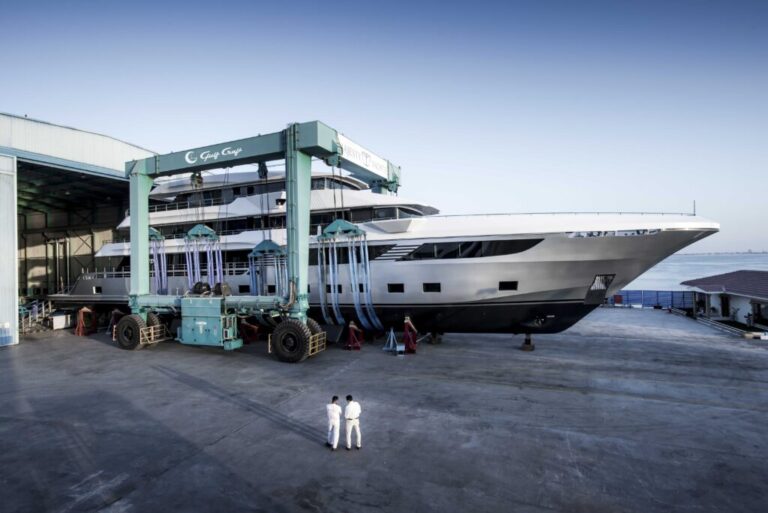 Majesty 175 Superyacht