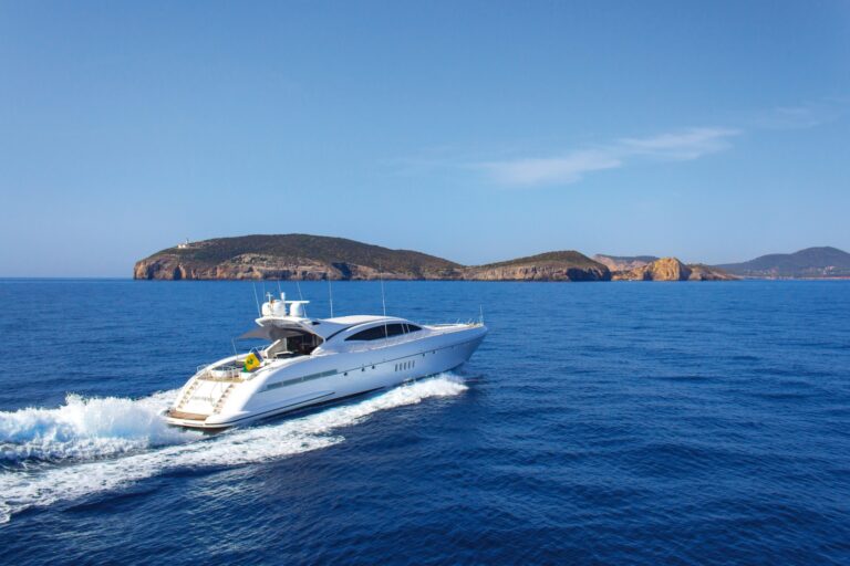 Mangusta 108 Yacht FOUR FRIENDS - Running