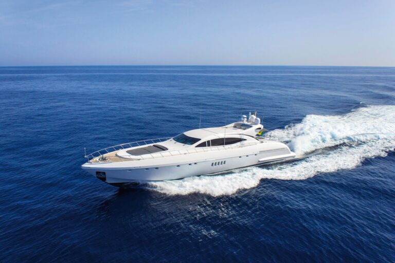 Mangusta 108 Yacht FOUR FRIENDS - Underway