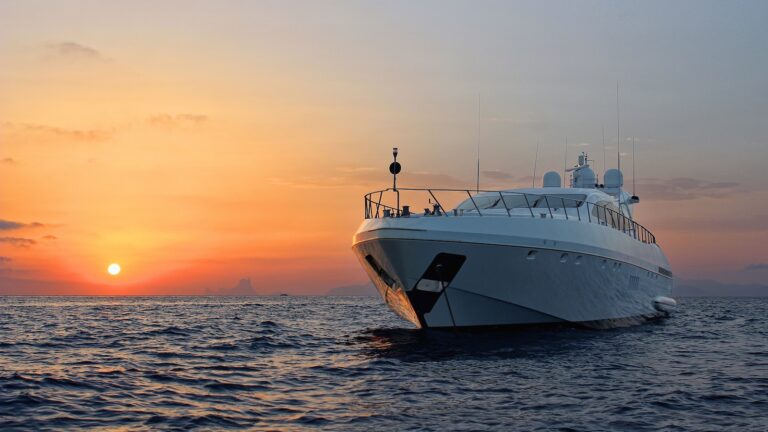 Mangusta 108 Yacht Sunset
