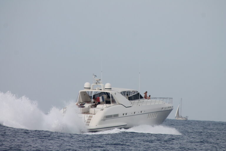 Mangusta Overmarine TAKE OFF - Cruising