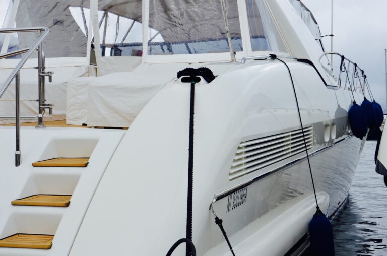 Mangusta Overmarine TAKE OFF - Stern Steps