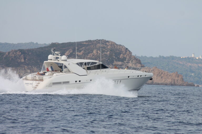 Mangusta Overmarine TAKE OFF - Underway