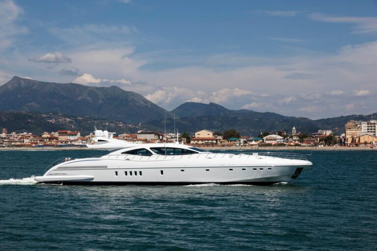 Mangusta Yacht CRAZY (ex MO MO)