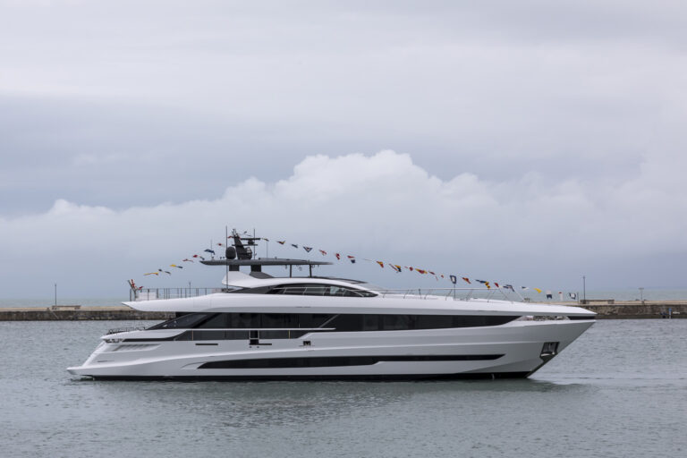 Mangusta Yacht DOPAMINE Launched