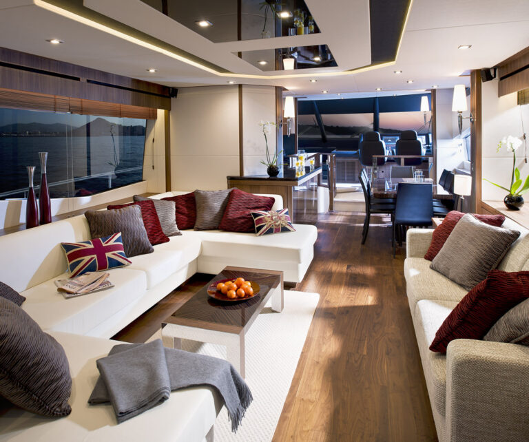 Manhattan 73 yacht - Main Saloon