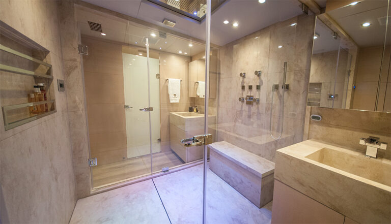 Mars Yacht - Bathroom