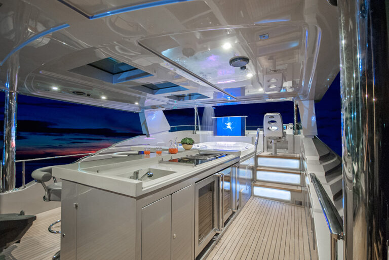 Mars Yacht - Exterior