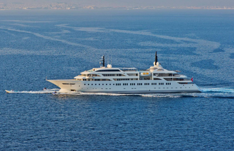 Mega Yacht DREAM