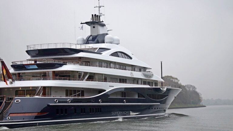 Mega Yacht TIS