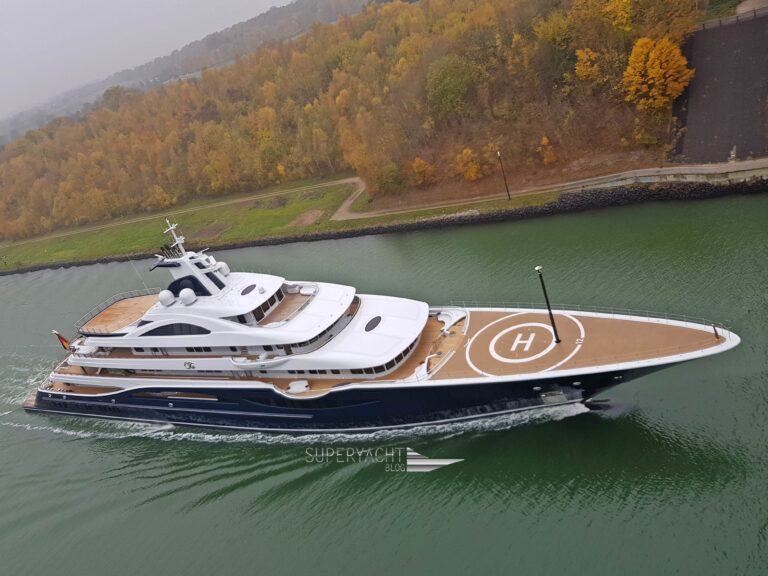 Mega Yacht TIS Cruising