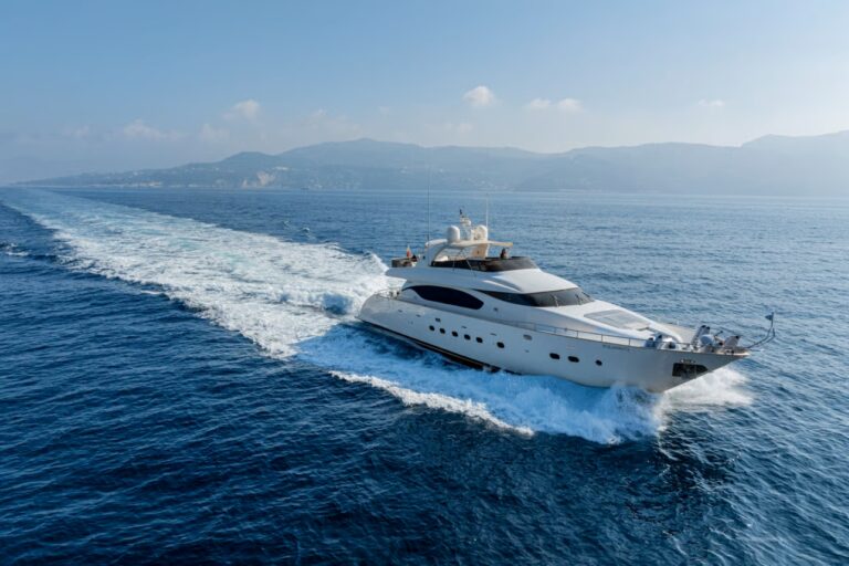 Moto Yacht Gemini 3