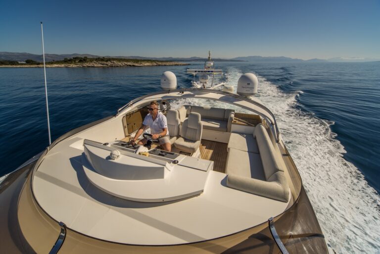 Motor Yacht 66 ABOVE - 005