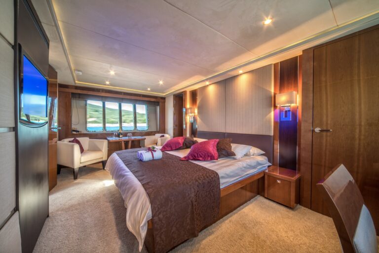 Motor Yacht 66 ABOVE - 012