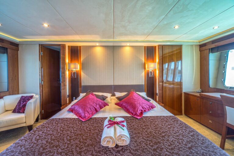 Motor Yacht 66 ABOVE - 013