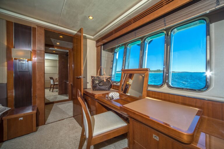 Motor Yacht 66 ABOVE - 014
