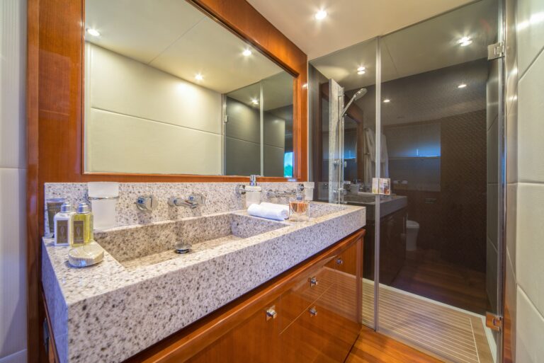 Motor Yacht 66 ABOVE - 015