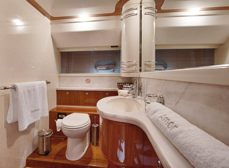 Motor Yacht AMOR - Guest ensuite