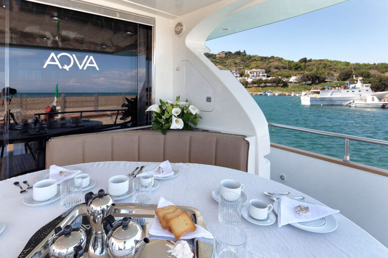 Motor Yacht AQVA - Alfresco dining aft deck
