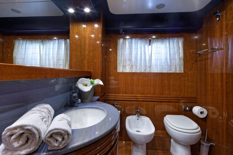 Motor Yacht AQVA - Master ensuite