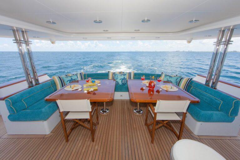 Motor Yacht ASPEN ALTERNATIVE - Aft deck
