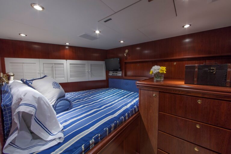 Motor Yacht ASPEN ALTERNATIVE - Guest cabin