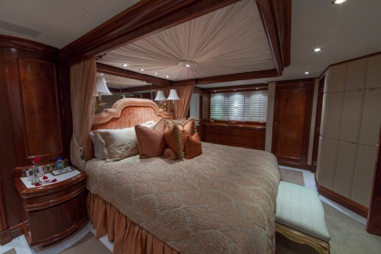 Motor Yacht ASPEN ALTERNATIVE - Master suite