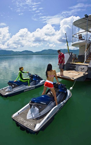 Motor Yacht Amnesia Toys