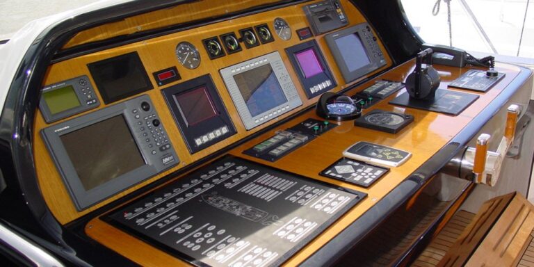 Motor Yacht BELUGA -  Helm