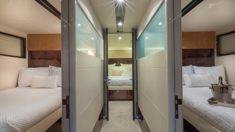 Motor Yacht CARPE DIEM - Hall way