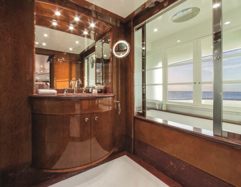 Motor Yacht CHECKMATE. -  Master Bath