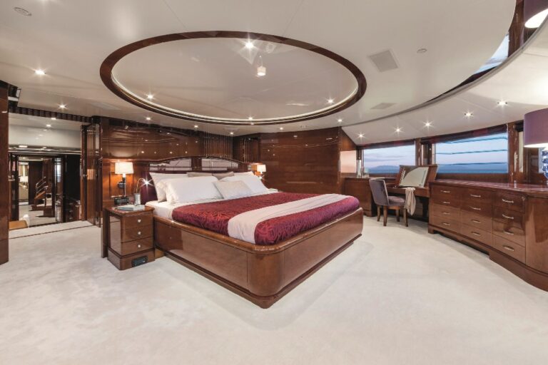 Motor Yacht CHECKMATE. -  Master Stateroom