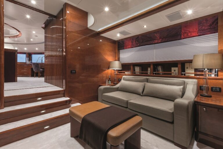 Motor Yacht CHECKMATE. - Master Study