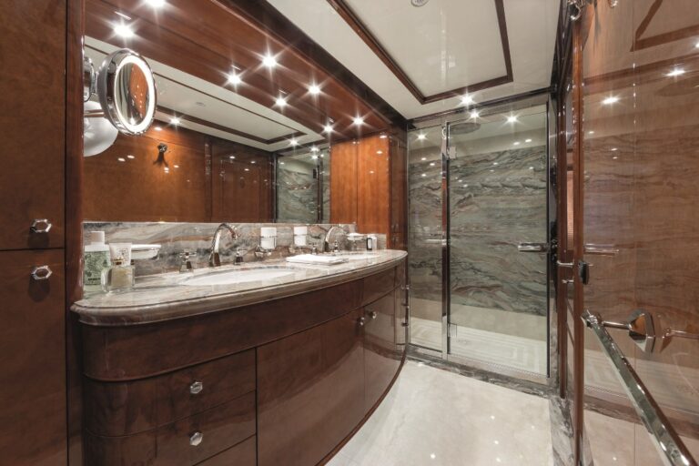 Motor Yacht CHECKMATE. -  VIP Bathroom