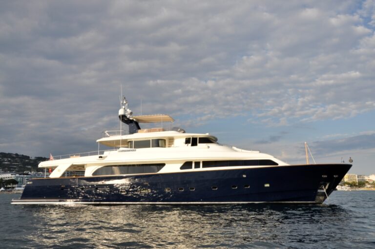 Motor Yacht CONQUISTADOR - Anchored