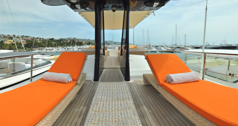 Motor Yacht CONQUISTADOR - Sundeck chaises