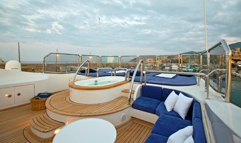 Motor Yacht DESAMIS B - Sundeck