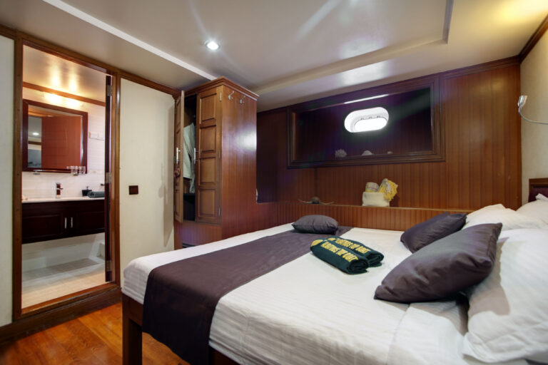 Motor Yacht DUKE OF YORK - Guest double cabin