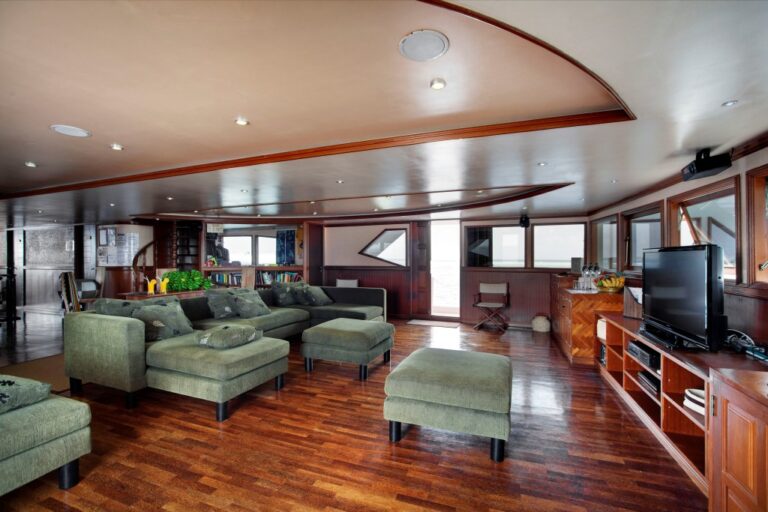 Motor Yacht DUKE OF YORK - Salon b