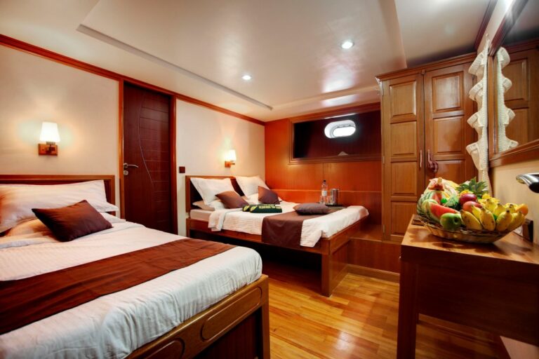 Motor Yacht DUKE OF YORK - Tripple cabin